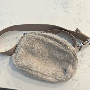 Lulu lemon Sherpa belt bag